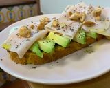 Foto del paso 2 de la receta Pan de cúrcuma y nueces con aguacate, queso fresco y pavo