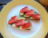 Foto del paso 3 de la receta Tostadas con aguacate y fresas