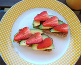 Foto del paso 3 de la receta: Tostadas con aguacate y fresas