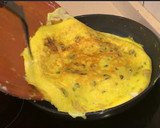 Foto del paso 9 de la receta: Tortilla de bacalao, pasas y piñones