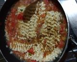 A picture of step 3 of Maggi pizza.
