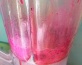 Gambar langkah 2 resipi Dragon Fruit Smootie.