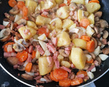 Foto del paso 4 de la receta: Judías V. con Patatas, Zanahorias, Bacon, Champiñones y huevo