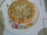 ચીઝ કોબી ઓનીયન પીઝા (Cheese Kobi Onion Pizza Recipe In Gujarati)
