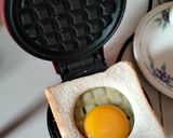 A picture of step 2 of Waffles egg sandwich.