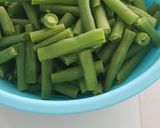 A picture of step 1 of Green Beans in Oyster sauce.