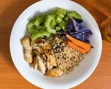 Hình bước làm 2 của món Giảm cân - eat clean: Ức gà salad + Ức gà hạt diêm mạch (quinoa)