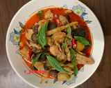 รูปขั้นตอนการทำที่ 5 ของ แกงไก่หน่อไม้ดองใส่เห็ดเผาะ