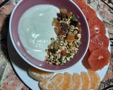 Une image de l'étape 5 de Yaourt au granola accompagné de pomélo et de mandarine 🥣.
