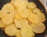 Foto del paso 7 de la receta: Estofado de pavo con verduras sobre cama de patatas al vino