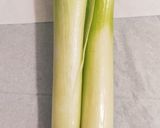 A picture of step 3 of Stir fry leeks with roast pork.