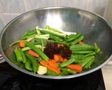 A picture of step 1 of Sugar Snap Pea And Carrot With Broccoli.