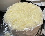 Foto langkah ke 7 dari resep Simple Birthday Cake.