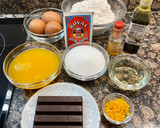 Foto del paso 1 de la receta: Bizcocho de naranja relleno de chocolate fondant