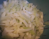 Foto del paso 3 de la receta: Ensalada de col con aderezo de lima, leche de coco y cacahuetes