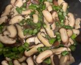 Foto del paso 4 de la receta Salteado de espárragos trigueros y setas shiitake