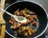 A picture of step 4 of Khatti meethi Aam aloo ki sabji.