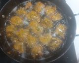A picture of step 2 of Curry pakoda.