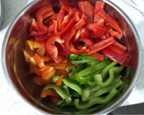 Foto del paso 2 de la receta: Pimientos de 4 colores hechos ensalada