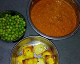 A picture of step 2 of Mattar paneer.