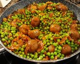 Foto del paso 9 de la receta Guisantes con albóndigas de atún