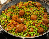 Foto del paso 9 de la receta: Guisantes con albóndigas de atún