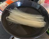 รูปขั้นตอนการทำที่ 2 ของ ก๋วยเตี๋ยวไก่ต้มยำ แห้ง ใส่ไข่