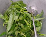 Foto langkah ke 4 dari resep Cah Kangkung Rebon.