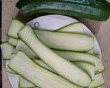 Foto del passaggio 3 della ricetta Rotoli di Frittata alla Pizzaiola con Zucchine e Scamorza