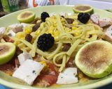 Foto del paso 1 de la receta: Tallarines con pollo, higos, tomate, mango, atún y maíz