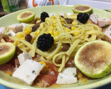 Foto del paso 1 de la receta: Tallarines con pollo, higos, tomate, mango, atún y maíz
