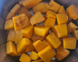 Foto del paso 2 de la receta: Crema de calabaza con trompetas de la muerte