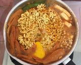 Foto langkah ke 2 dari resep Spicy Budae Jjigae.