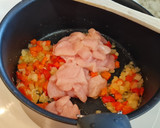 Foto del paso 3 de la receta: Salteado de champiñones, pollo y pimientos