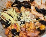 Foto langkah ke 2 dari resep Steamed chicken with black fungus and lily flowers.