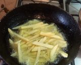 Foto del paso 2 de la receta: Pescado y papas fritas con ensalada de lechuga y tomate