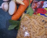 Foto langkah ke 1 dari resep Tumis makaroni pasta spiral.