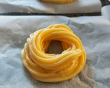 Foto del passaggio 3 della ricetta Zeppole fritte con ricotta gocce di cioccolato e arancia candita