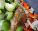 Foto del paso 1 de la receta: Pollo con tomate verde, pimientos y chiles en vinagre