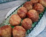 A picture of step 6 of Rice balls with leftover rice.