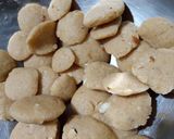 मीठी मठरी (Meethi mathri recipe in hindi) रेसिपी चरण 3 फोटो