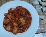 Foto del paso 2 de la receta: Ñoquis de papas rústicas con salsa de tomates con carne
