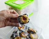 Foto langkah ke 11 dari resep Thumbprint Kukis Kacang | Empuk dan Renyah.