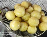 Foto langkah ke 4 dari resep Donat 3 Bahan.