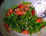 Foto langkah ke 4 dari resep Tumis Kangkung Saus Tiram.