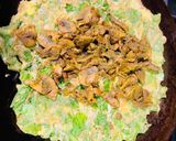 A picture of step 2 of Lettuce mushrooms omelette.