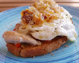 Foto del paso 8 de la receta: Bocata de secreto ibérico gratinado, pimiento asado y huevo frito con cebolla caramelizada