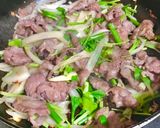 Hình bước làm 3 của món Bún bò xào củ hành