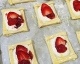 Foto langkah ke 8 dari resep Strawberry Cheese Danish.