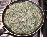 Foto del passaggio 2 della ricetta Omelette alle erbette di campo con ripieno goloso